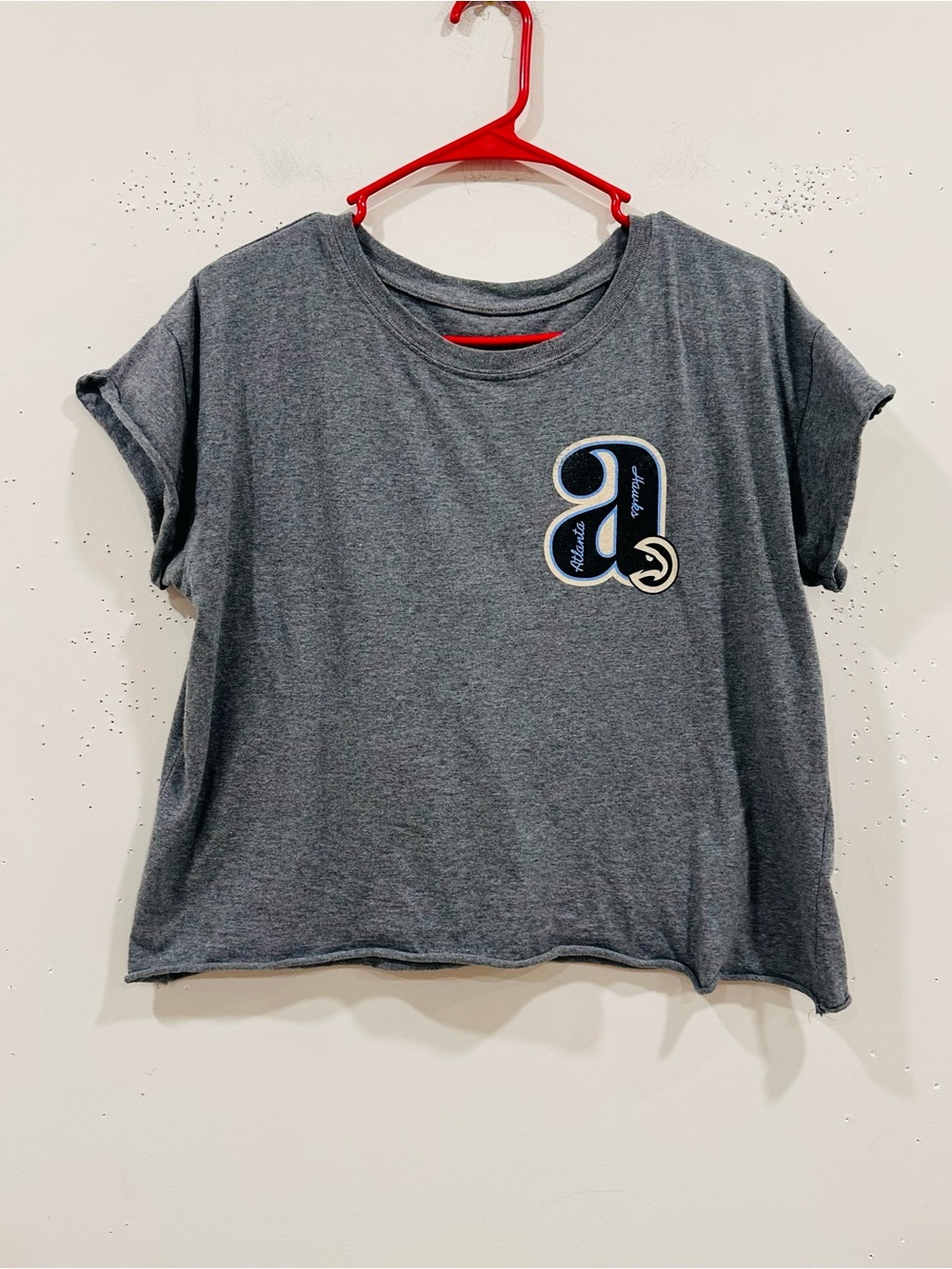 Sportiqe Apparel Co. Atlanta Hawks Women's Gray Cropped T-Shirt Size S Vintage